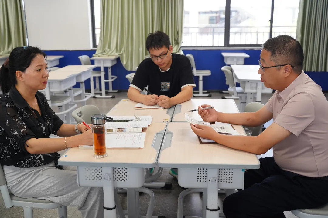 深耕课堂促提升，专家领航助攻坚 —— 区教研员莅临荣源龙高中指导高三教学