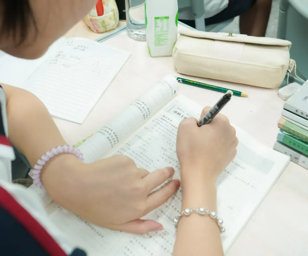 荣源龙高三学子：高三开课即入状态，青春朝气满校园