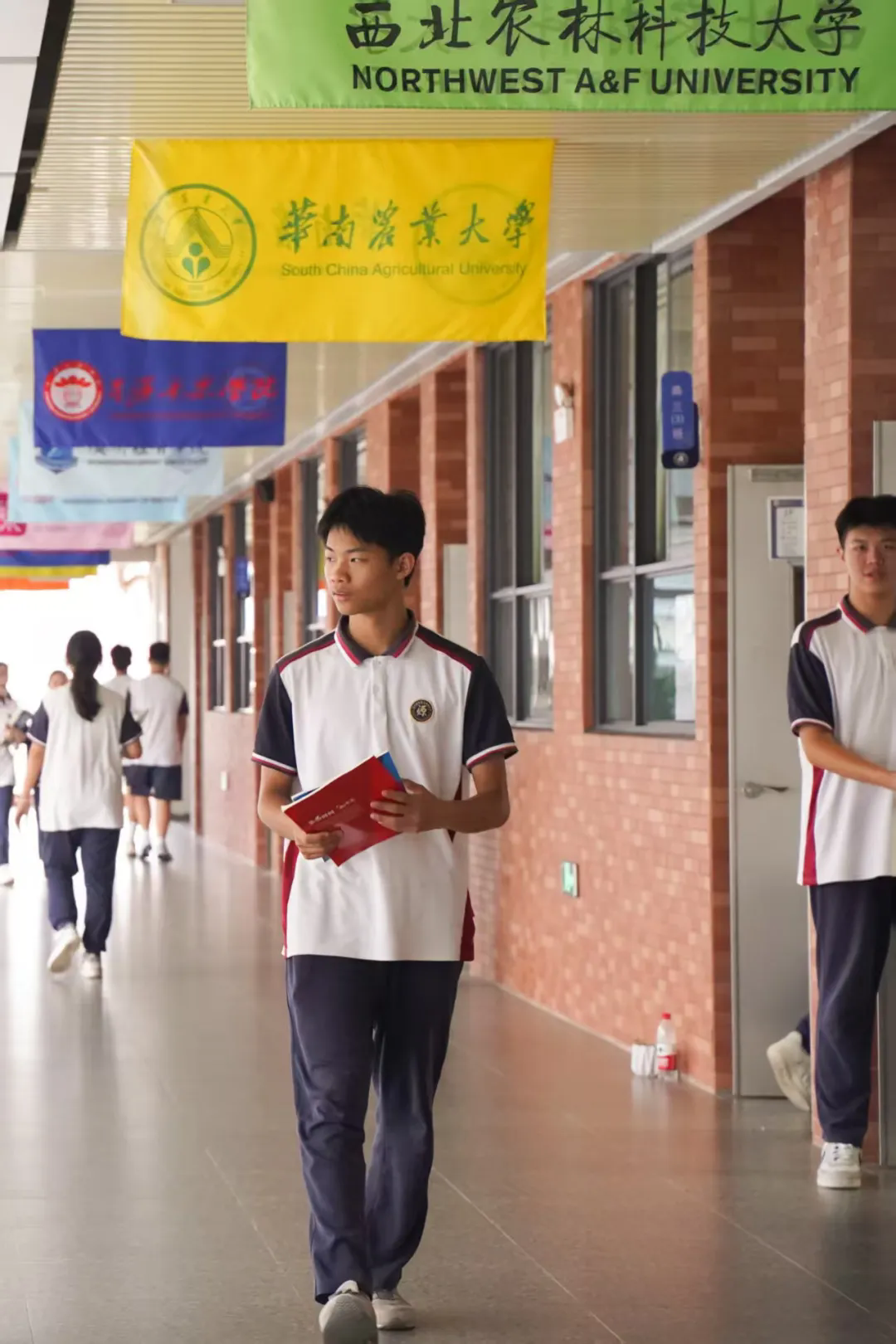 荣源龙高三学子：高三开课即入状态，青春朝气满校园