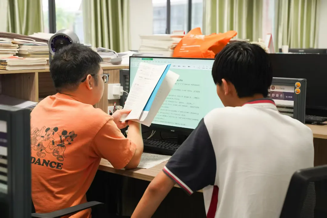 荣源龙高三学子：高三开课即入状态，青春朝气满校园