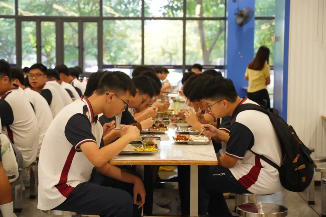 荣源龙高三学子：高三开课即入状态，青春朝气满校园