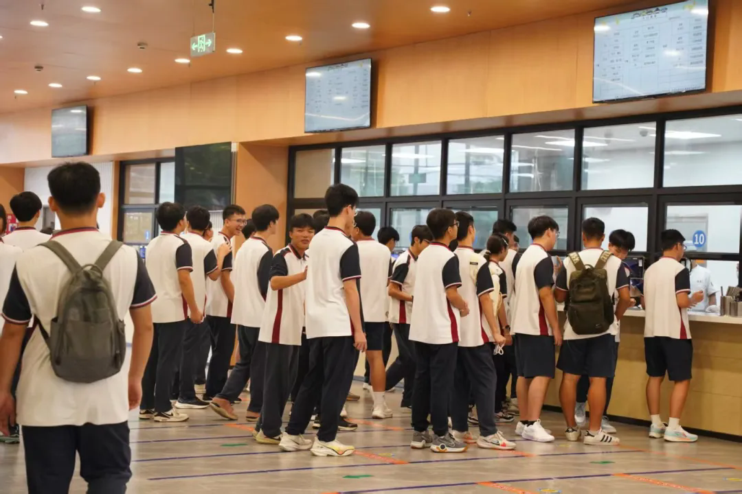 荣源龙高三学子：高三开课即入状态，青春朝气满校园