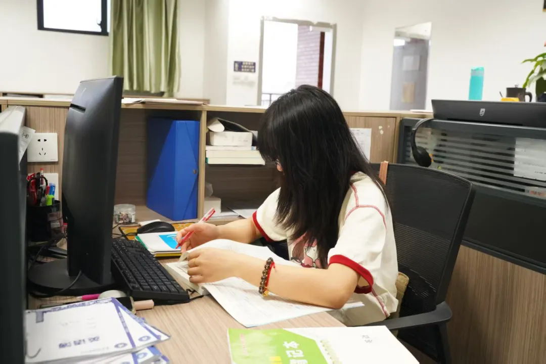 荣源龙高三学子：高三开课即入状态，青春朝气满校园