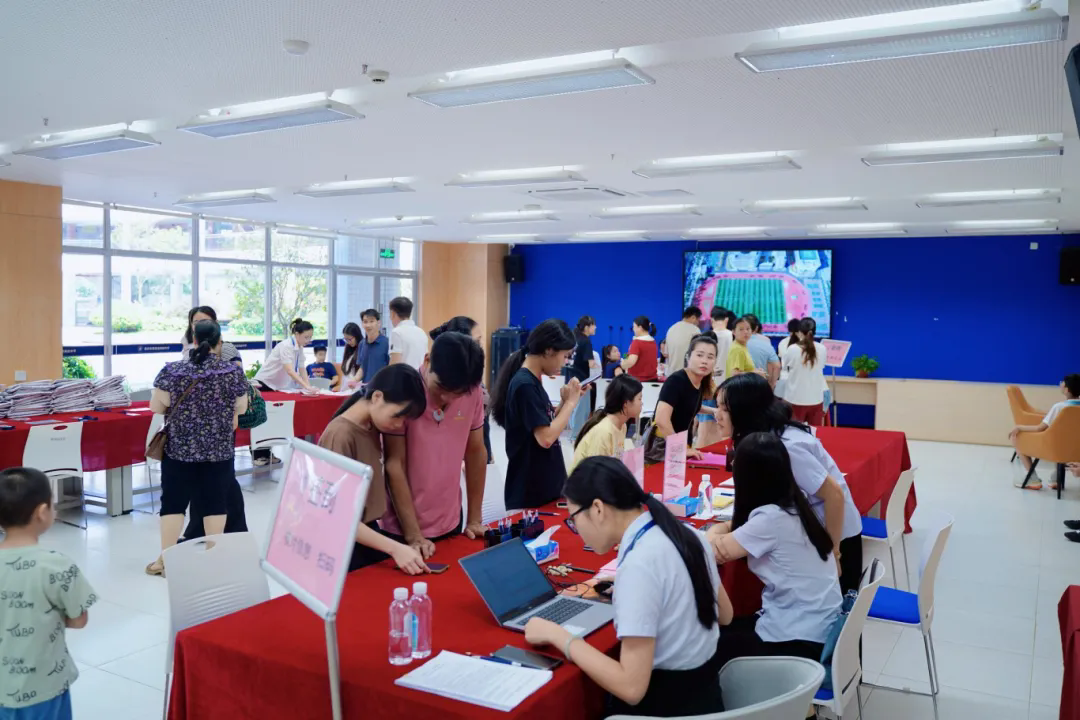 肇庆市荣源龙高级中学2025级新生注册火热开启！高效有序，贴心服务伴你启航新征程！