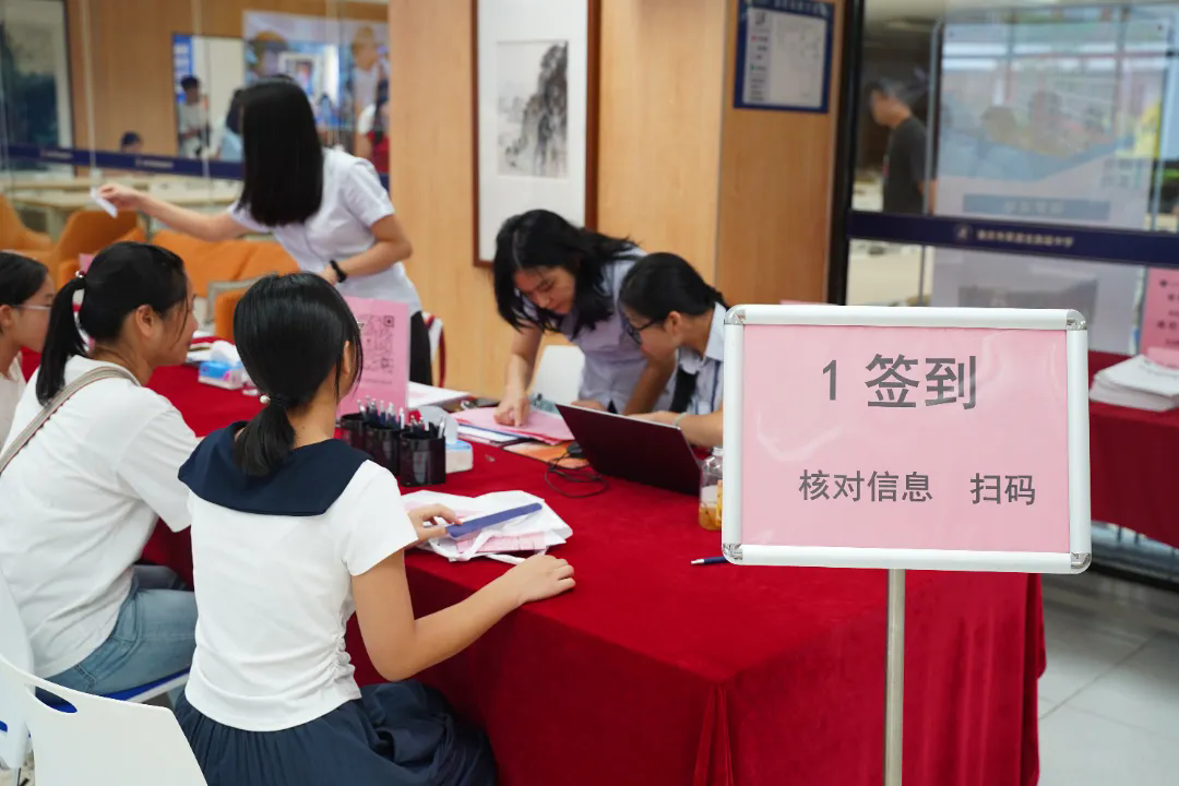 肇庆市荣源龙高级中学2025级新生注册火热开启！高效有序，贴心服务伴你启航新征程！