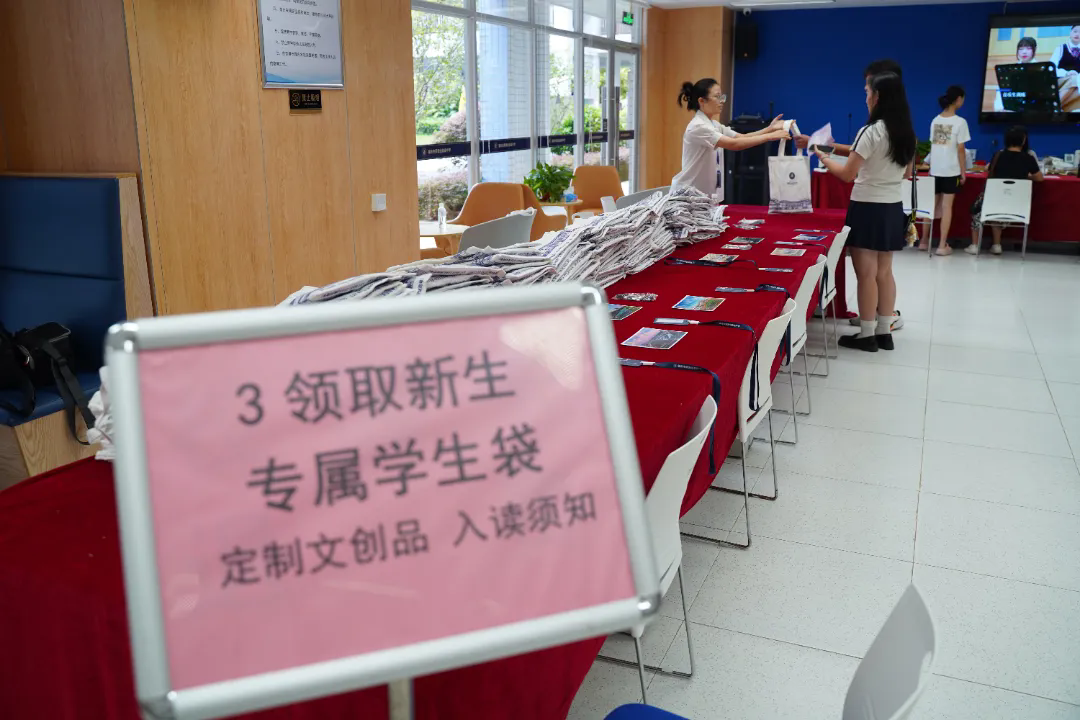 肇庆市荣源龙高级中学2025级新生注册火热开启！高效有序，贴心服务伴你启航新征程！