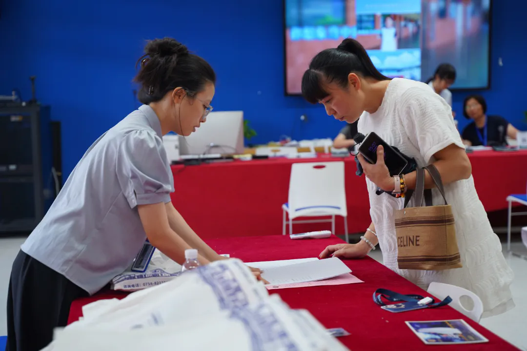 肇庆市荣源龙高级中学2025级新生注册火热开启！高效有序，贴心服务伴你启航新征程！