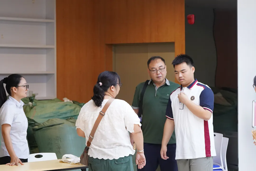 肇庆市荣源龙高级中学2025级新生注册火热开启！高效有序，贴心服务伴你启航新征程！
