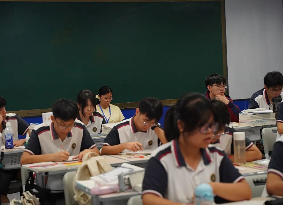 深耕课堂促提升,专家领航助攻坚 —— 区教研员莅临荣源龙高中指导高三教学 深耕课堂促提升,专家领航助攻坚 —— 区教研员莅临荣源龙高中指导高三教学