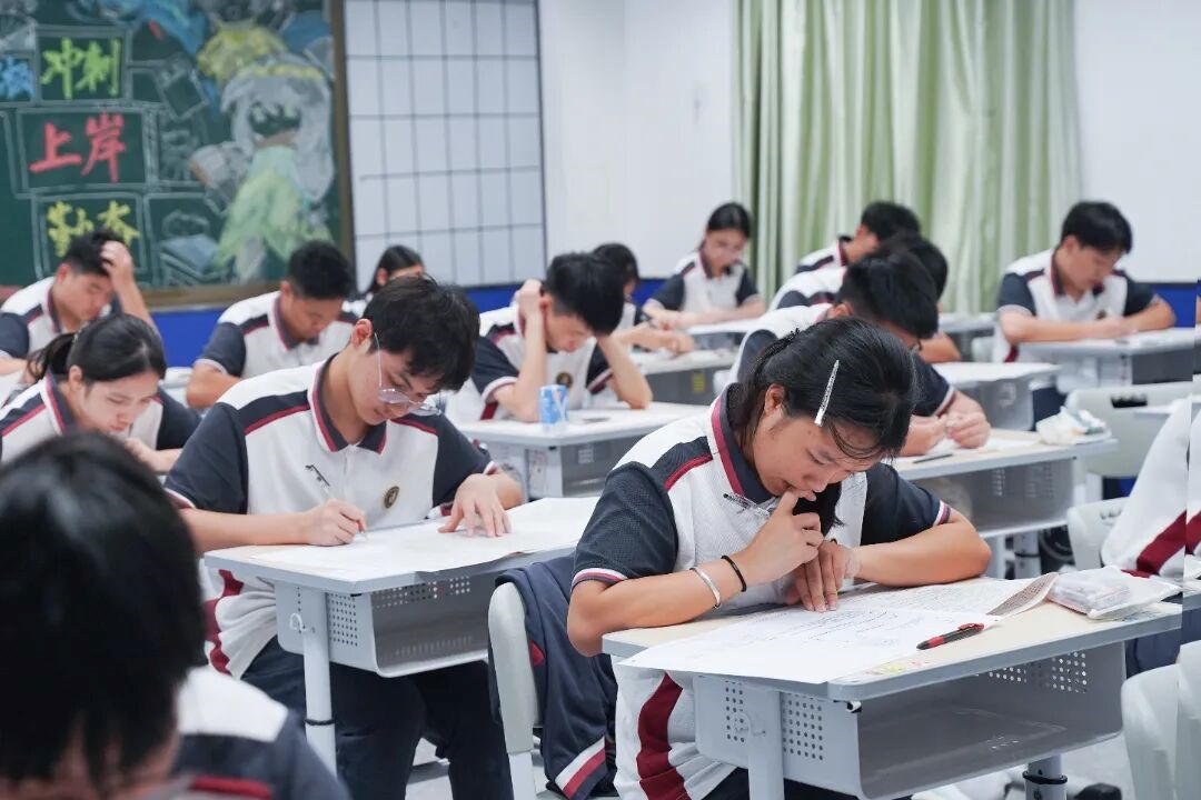 笔尖与粉笔共舞的冲刺时光——高三课堂掠影 笔尖与粉笔共舞的冲刺时光——高三课堂掠影