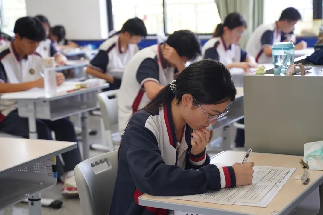 笔尖与粉笔共舞的冲刺时光——高三课堂掠影 笔尖与粉笔共舞的冲刺时光——高三课堂掠影