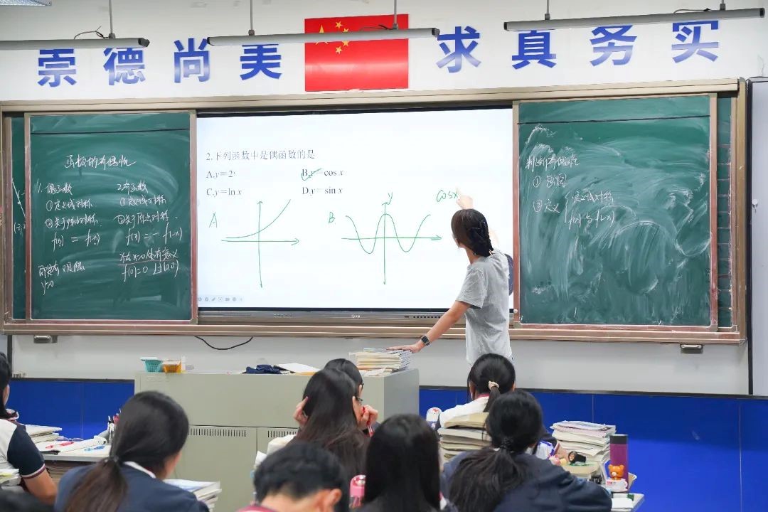 笔尖与粉笔共舞的冲刺时光——高三课堂掠影 笔尖与粉笔共舞的冲刺时光——高三课堂掠影