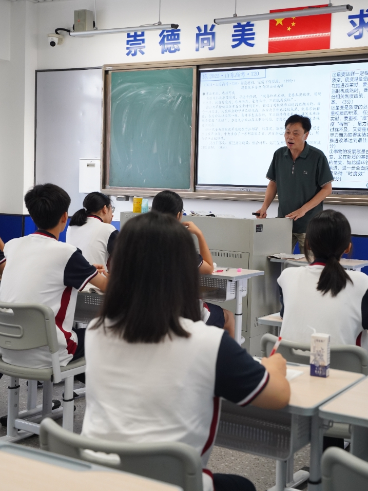 笔尖与粉笔共舞的冲刺时光——高三课堂掠影 笔尖与粉笔共舞的冲刺时光——高三课堂掠影