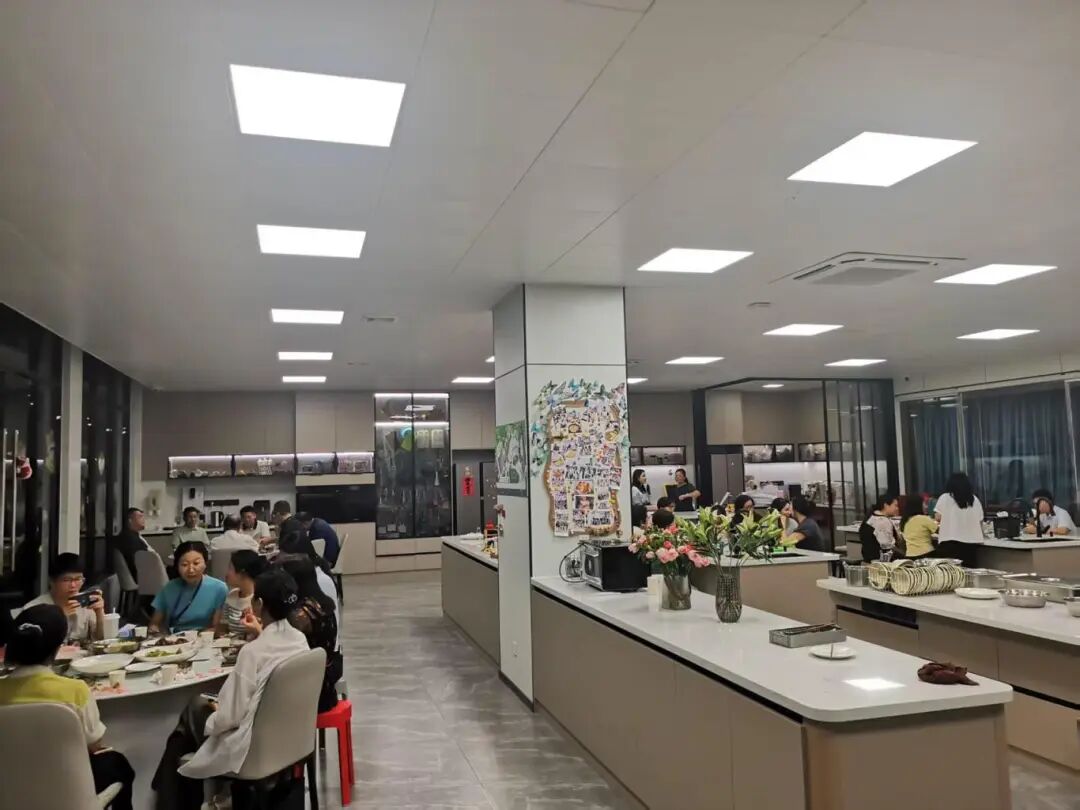 暖聚荣源龙,生辰乐相伴|荣源龙高级中学 7-9 月教职工生日会温情落幕 暖聚荣源龙,生辰乐相伴|荣源龙高级中学 7-9 月教职工生日会温情落幕