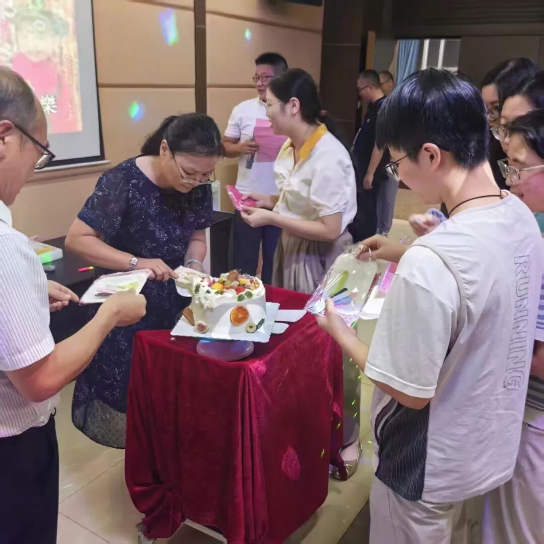 暖聚荣源龙,生辰乐相伴|荣源龙高级中学 7-9 月教职工生日会温情落幕 暖聚荣源龙,生辰乐相伴|荣源龙高级中学 7-9 月教职工生日会温情落幕