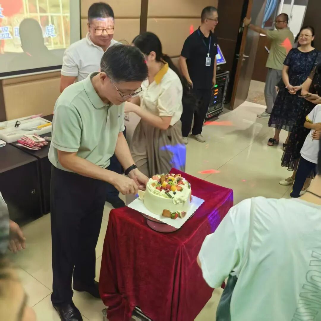 暖聚荣源龙,生辰乐相伴|荣源龙高级中学 7-9 月教职工生日会温情落幕 暖聚荣源龙,生辰乐相伴|荣源龙高级中学 7-9 月教职工生日会温情落幕