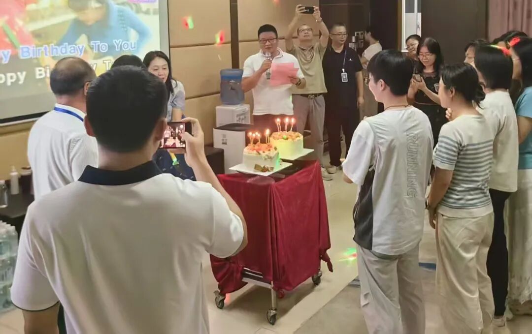 暖聚荣源龙,生辰乐相伴|荣源龙高级中学 7-9 月教职工生日会温情落幕 暖聚荣源龙,生辰乐相伴|荣源龙高级中学 7-9 月教职工生日会温情落幕