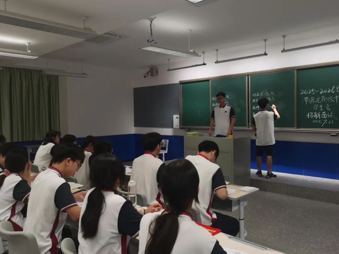 学生主导招新!荣源龙高中这场 “青春试炼” 太燃了 学生主导招新!荣源龙高中这场 “青春试炼” 太燃了