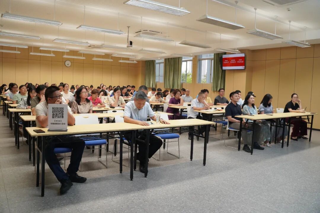 聚焦服务核心！荣源龙高级中学这场培训会，为育人质量 “加码”