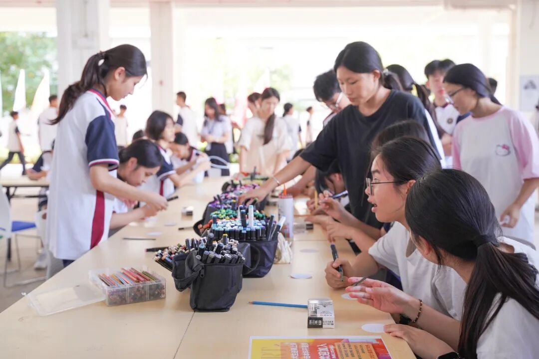 艺趣满校园!荣源龙高级中学美术嘉年华圆满落幕 艺趣满校园!荣源龙高级中学美术嘉年华圆满落幕