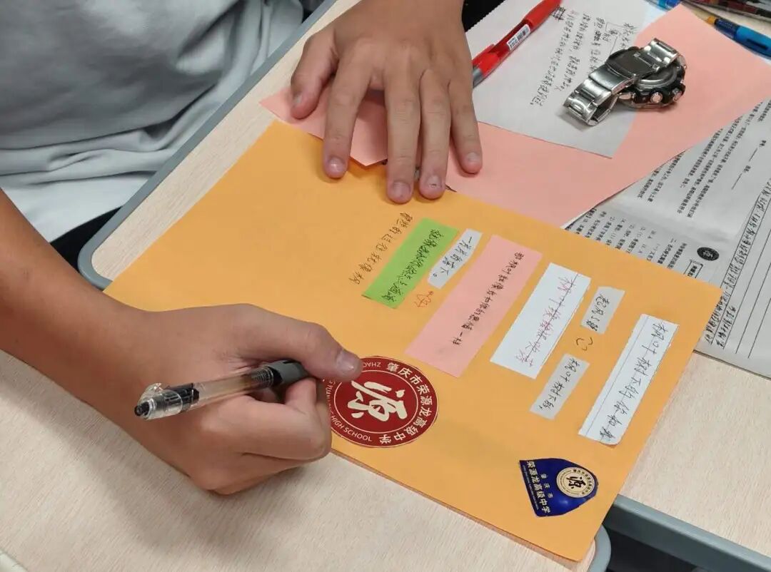 碎片重组时,诗意正发生——记肇庆市荣源龙高级中学高一年级拼贴诗创作活动 碎片重组时,诗意正发生——记肇庆市荣源龙高级中学高一年级拼贴诗创作活动