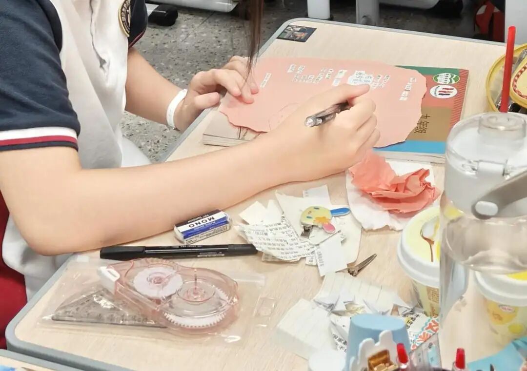 碎片重组时,诗意正发生——记肇庆市荣源龙高级中学高一年级拼贴诗创作活动 碎片重组时,诗意正发生——记肇庆市荣源龙高级中学高一年级拼贴诗创作活动