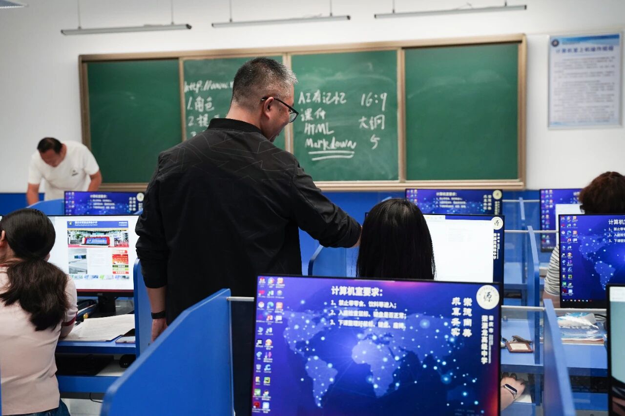 AI 赋能课堂！荣源龙高中自研技术为教学注入新活力​