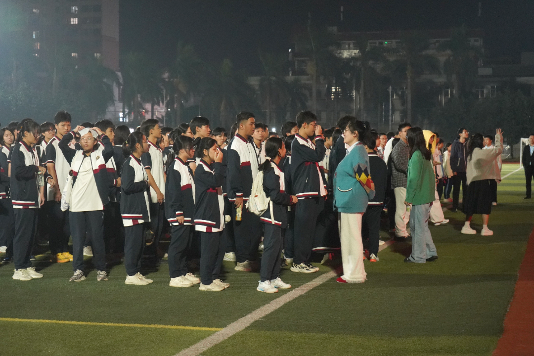 防患于未“燃”!荣源龙高中学生公寓消防演练筑牢安全防线 防患于未“燃”!荣源龙高中学生公寓消防演练筑牢安全防线