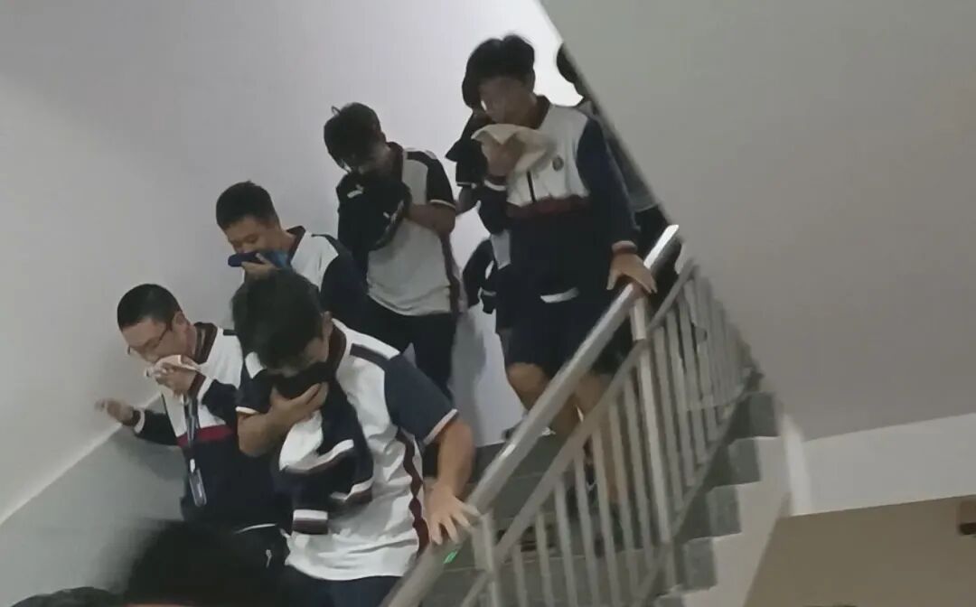 防患于未“燃”!荣源龙高中学生公寓消防演练筑牢安全防线 防患于未“燃”!荣源龙高中学生公寓消防演练筑牢安全防线