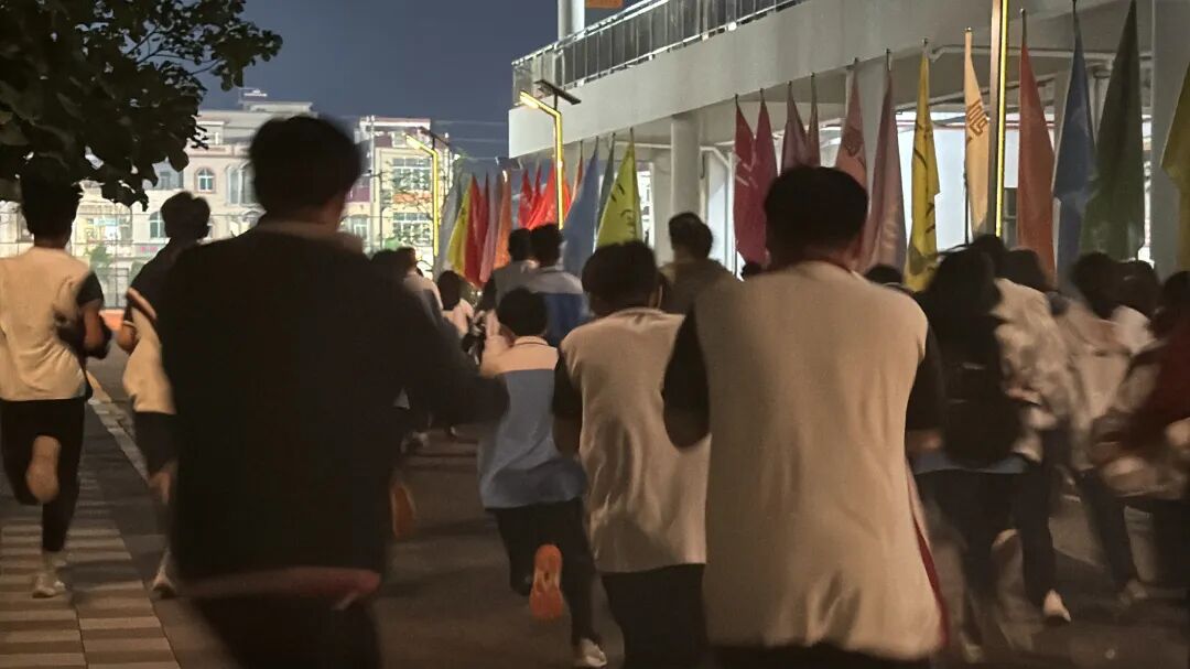 防患于未“燃”!荣源龙高中学生公寓消防演练筑牢安全防线 防患于未“燃”!荣源龙高中学生公寓消防演练筑牢安全防线