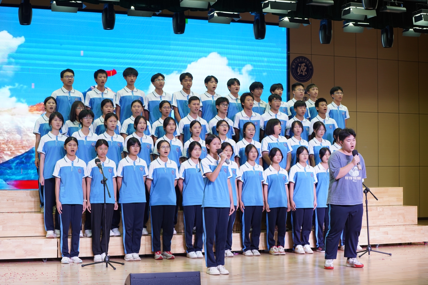 青春献礼,强国有我 | 肇庆市荣源龙高级中学班级红歌合唱比赛圆满落幕 青春献礼,强国有我 | 肇庆市荣源龙高级中学班级红歌合唱比赛圆满落幕