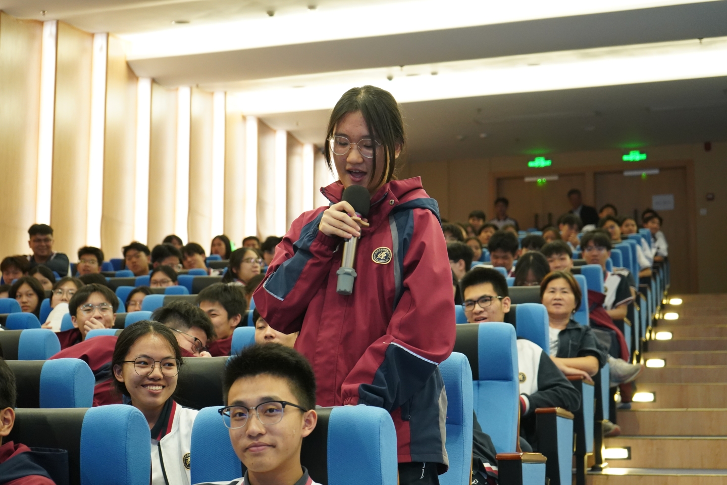 启智润心，共筑成长！荣源龙大讲堂隆重开讲，家校携手赋能未来