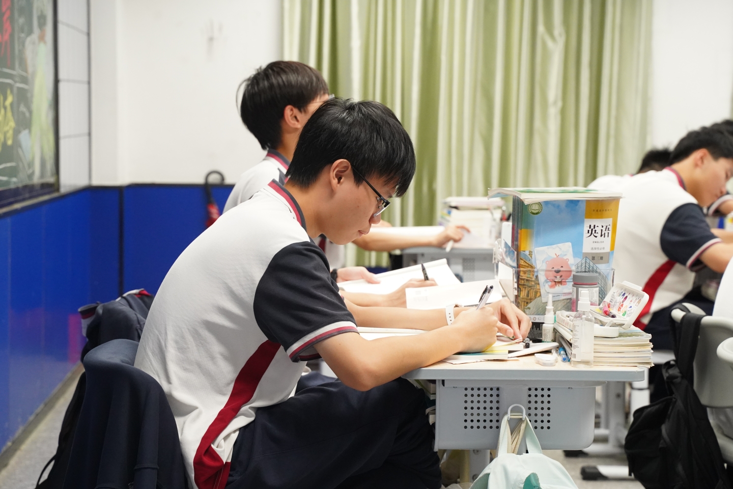 【守望者手记】一个复读班，一个应届班：一位年级长的高三“两生花”