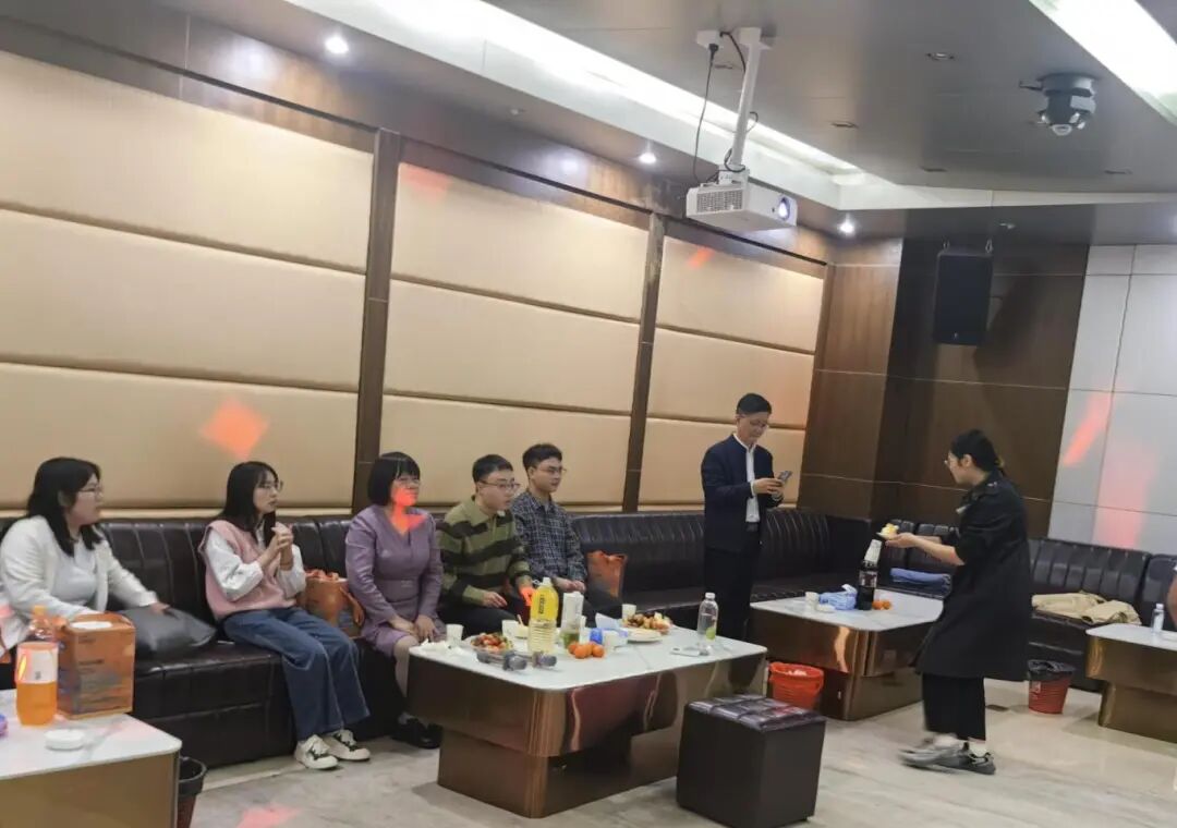 暖冬共庆,时光予甜|荣源龙高中10-11月教职工生日会圆满落幕 暖冬共庆,时光予甜|荣源龙高中10-11月教职工生日会圆满落幕