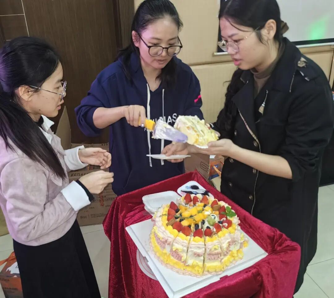 暖冬共庆,时光予甜|荣源龙高中10-11月教职工生日会圆满落幕 暖冬共庆,时光予甜|荣源龙高中10-11月教职工生日会圆满落幕