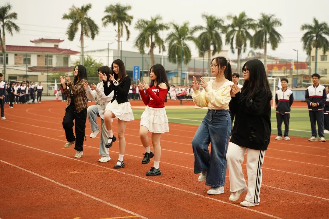 燃动金秋!荣源龙高中运动会开幕式,青春锋芒正当时 燃动金秋!荣源龙高中运动会开幕式,青春锋芒正当时