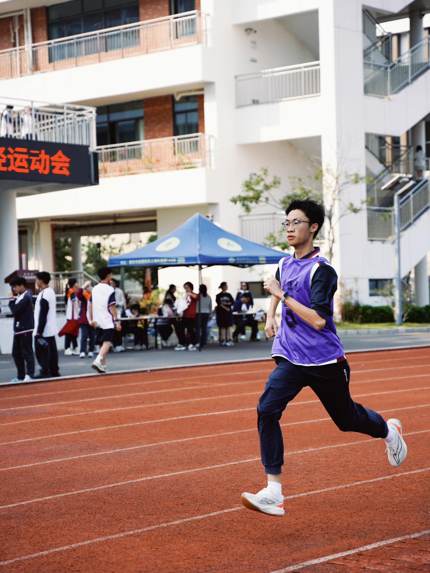 展运动风采，砺青春锋芒——荣源龙高级中学运动会圆满落幕