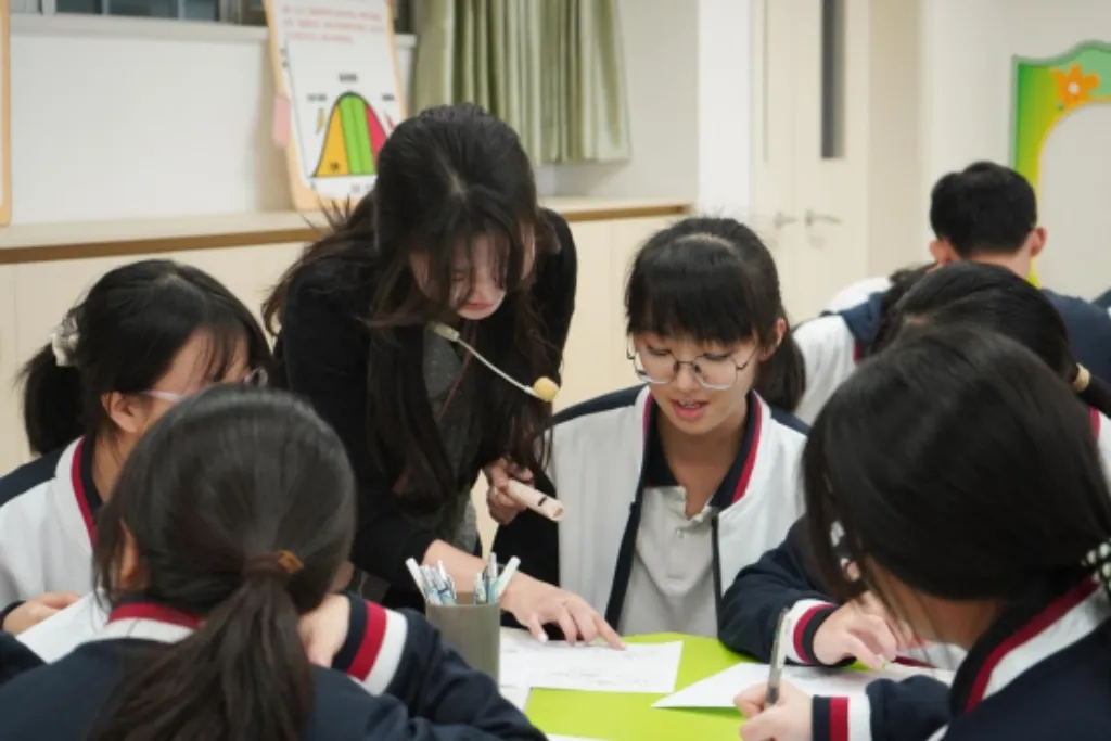 【守望者手记】蹲下来:陪孩子接住情绪的微光 【守望者手记】蹲下来:陪孩子接住情绪的微光