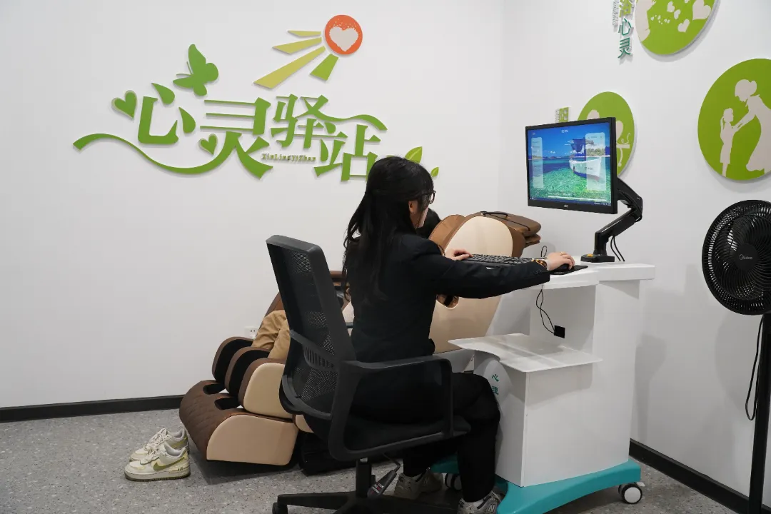 【守望者手记】蹲下来:陪孩子接住情绪的微光 【守望者手记】蹲下来:陪孩子接住情绪的微光