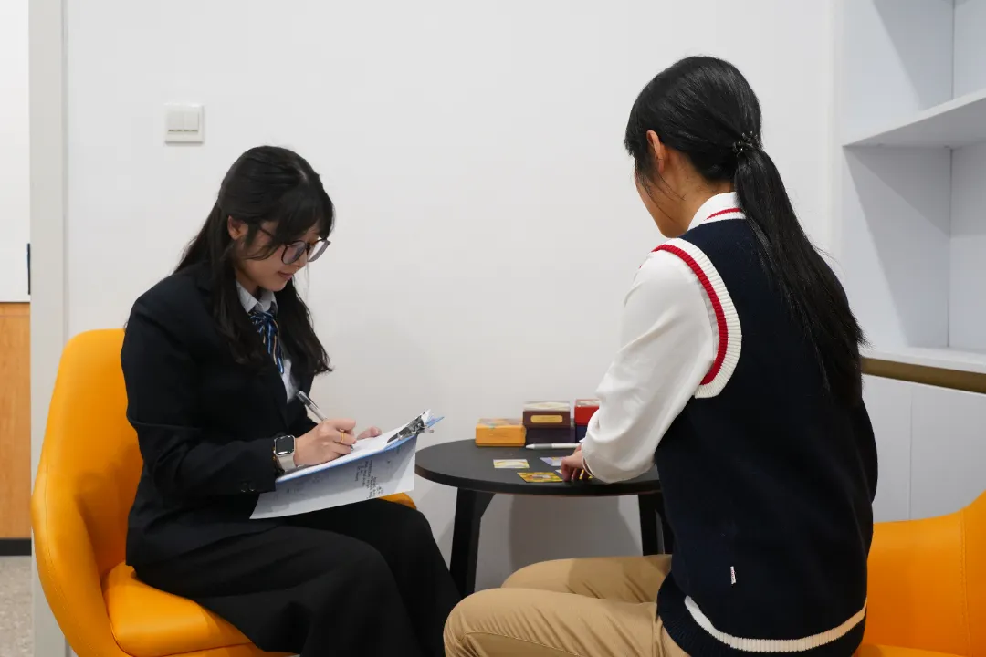 【守望者手记】蹲下来:陪孩子接住情绪的微光 【守望者手记】蹲下来:陪孩子接住情绪的微光