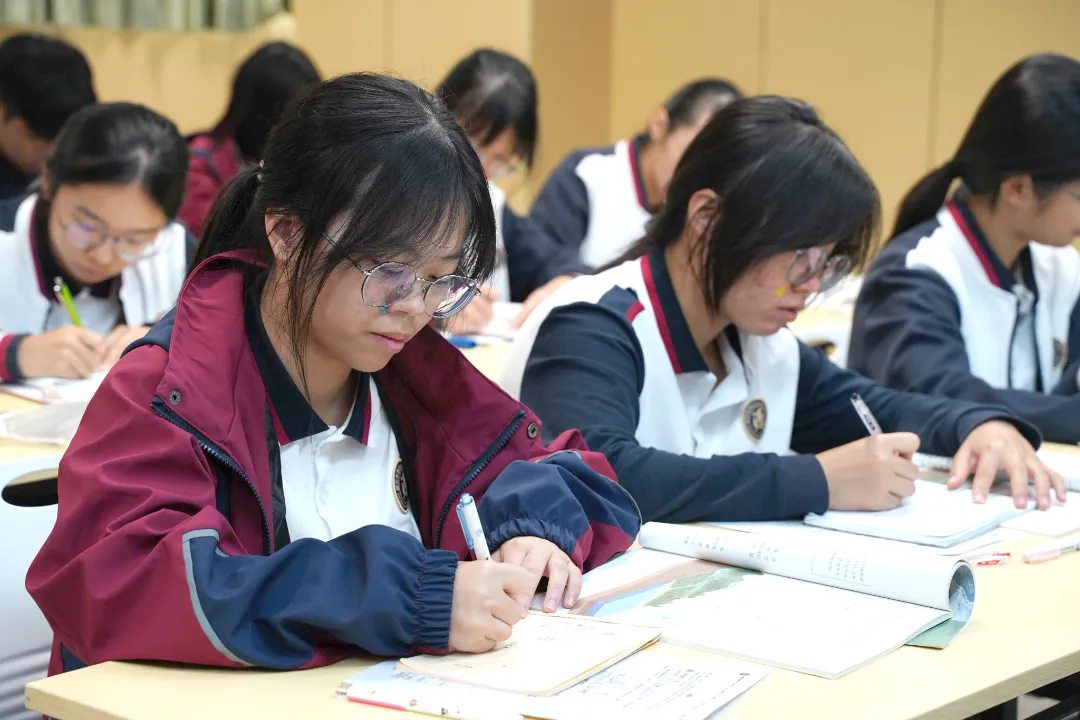 【守望者手记】从“三句作文”到范文朗读：我如何读懂一个复读生的“出发”