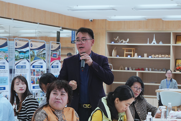 聚焦职业规划,点燃学业动力——荣源龙高中高二家长课堂圆满落幕 聚焦职业规划,点燃学业动力——荣源龙高中高二家长课堂圆满落幕