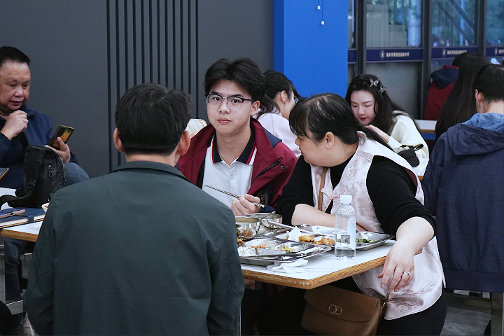 聚焦职业规划,点燃学业动力——荣源龙高中高二家长课堂圆满落幕 聚焦职业规划,点燃学业动力——荣源龙高中高二家长课堂圆满落幕