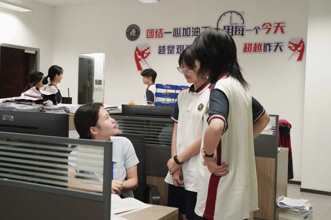 【守望者手记】从“不敢对视”到“围上来分享”:我见证的高一蜕变 【守望者手记】从“不敢对视”到“围上来分享”:我见证的高一蜕变