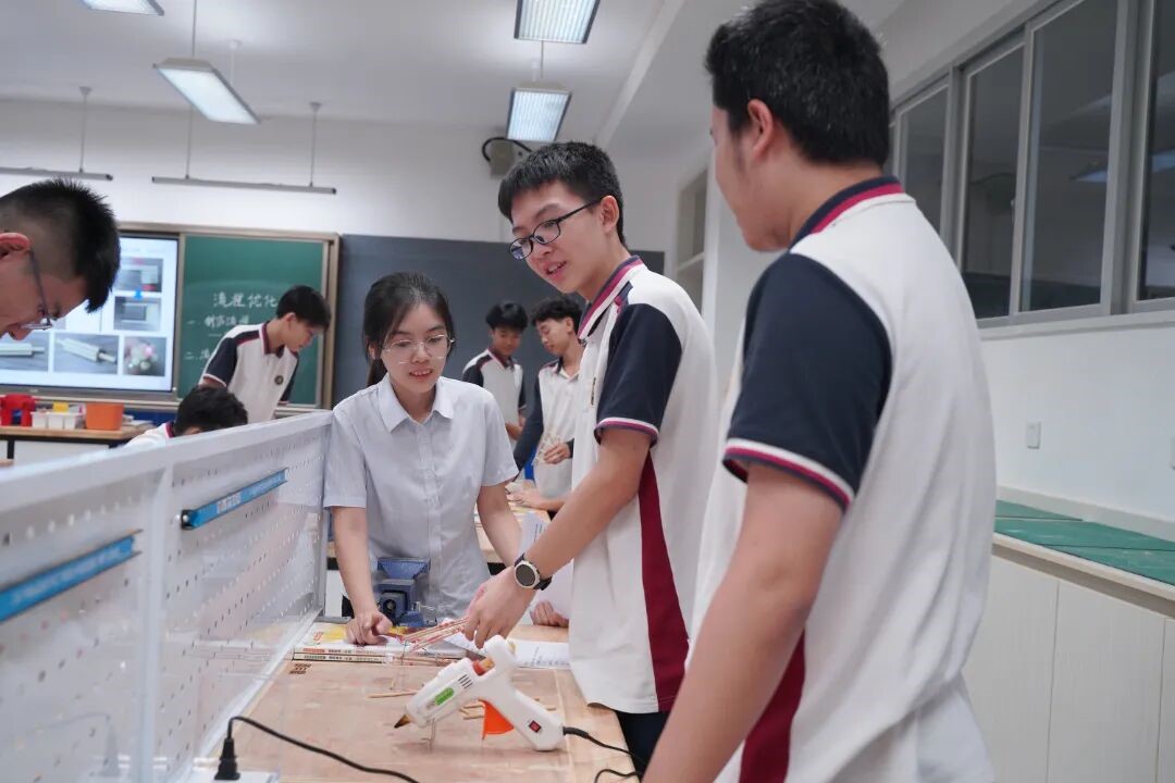 守望者手记:从“底层代码”到“课程设计师”:一位信息技术教师的“系统优化”之路 守望者手记:从“底层代码”到“课程设计师”:一位信息技术教师的“系统优化”之路