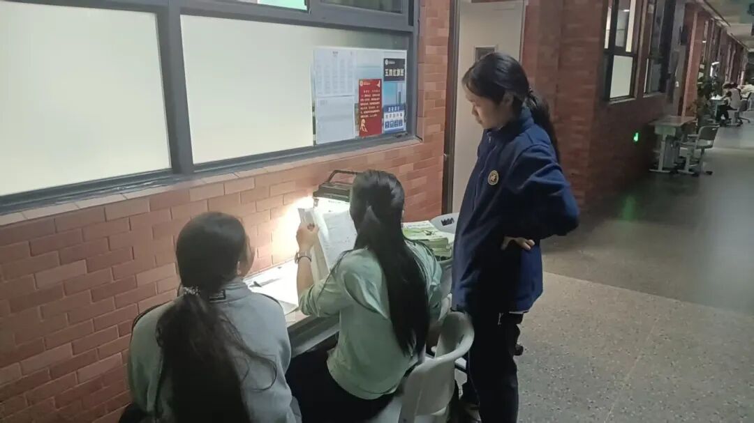 灯火映初心，陪伴赴芳华——荣源龙高三守护备考暖人心