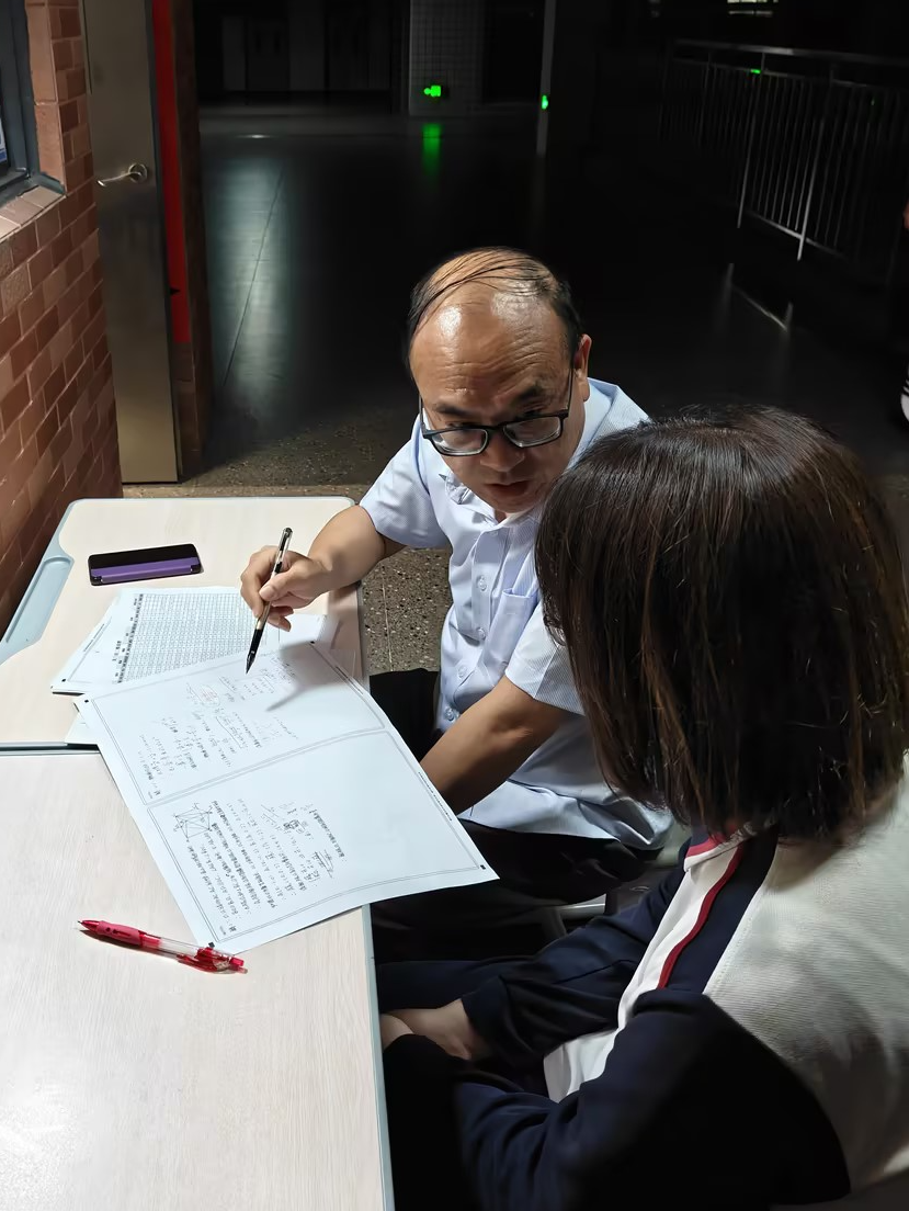 灯火映初心，陪伴赴芳华——荣源龙高三守护备考暖人心