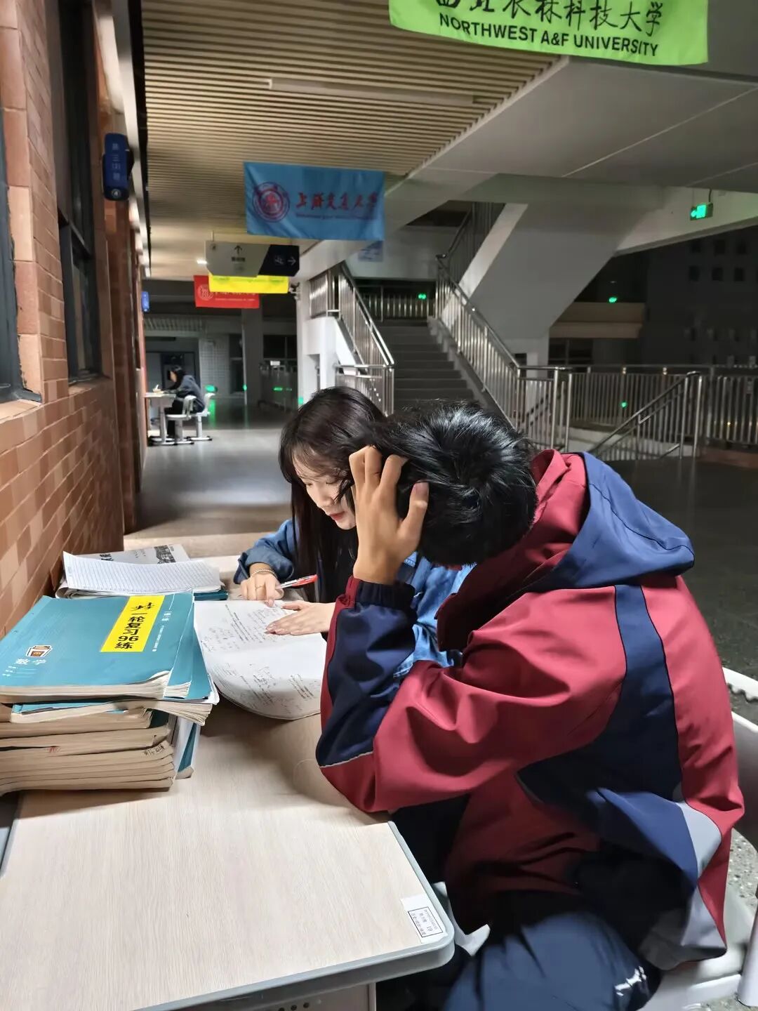 灯火映初心，陪伴赴芳华——荣源龙高三守护备考暖人心