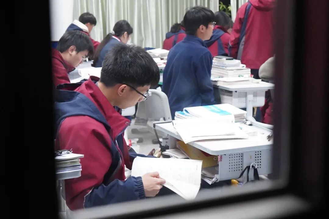 灯火映初心，陪伴赴芳华——荣源龙高三守护备考暖人心