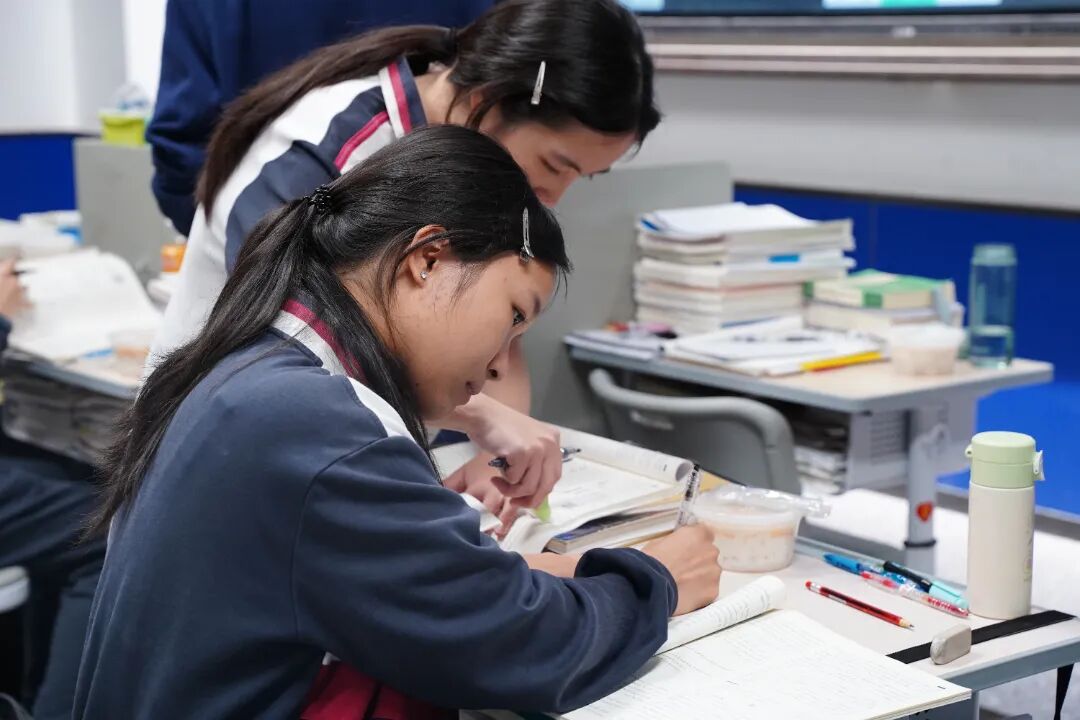 温情暖夜,共伴逐梦——荣源龙高级中学高三家长到班送温暖活动纪实 温情暖夜,共伴逐梦——荣源龙高级中学高三家长到班送温暖活动纪实